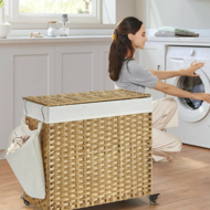 Kosz na bieliznę z kółkami z syntetycznego rattanu AVA, 140l, naturalny brąz